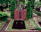 K. Bimba. Strolių antkapinis paminklas.  1982 m. Granitas. Kelmės raj., Tytuvėnų kapinės. Nuotrauka Alfredo Širmulio