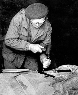 Stanislovas karanauskas dirba. Nuotrauka iš Molėtų krašto muziejaus rinkinių